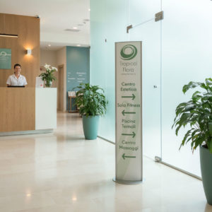 totem da interno con pannello personalizzato