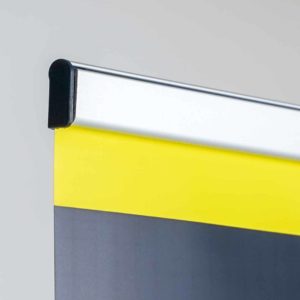 banner pubblicitario autoportante attacco grafica superiore