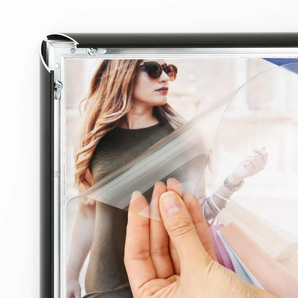 cornice a scatto pubblicitaria con foglio in pvc trasparente di protezione