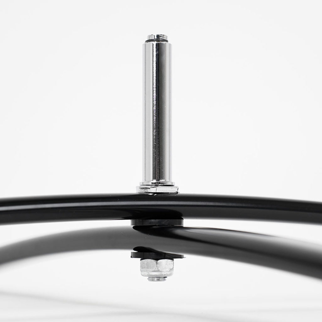 aggancio della base in metallo a croce finitura nera