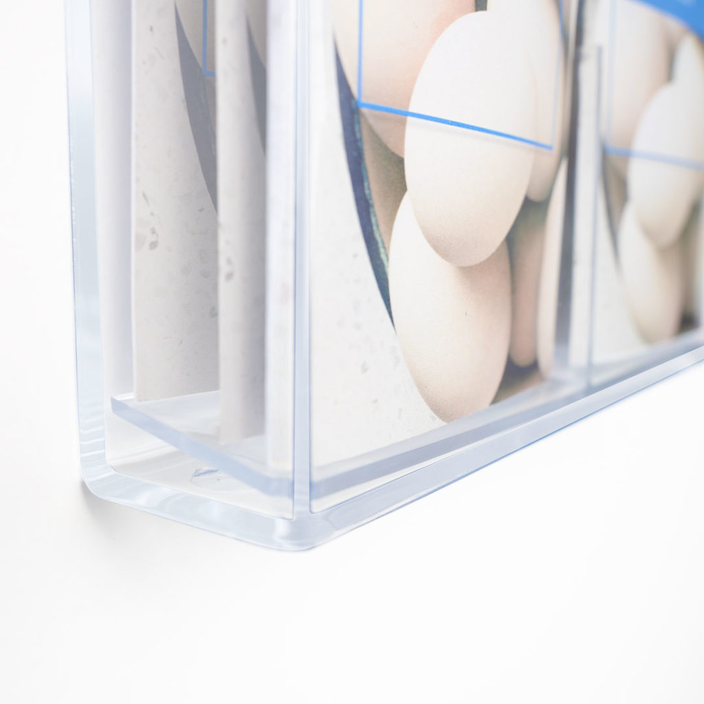 porta depliant da muro in plexiglass dettaglio