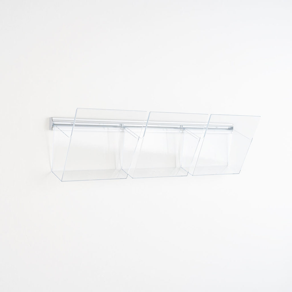 porta depliant da muro in plexiglass trasparente