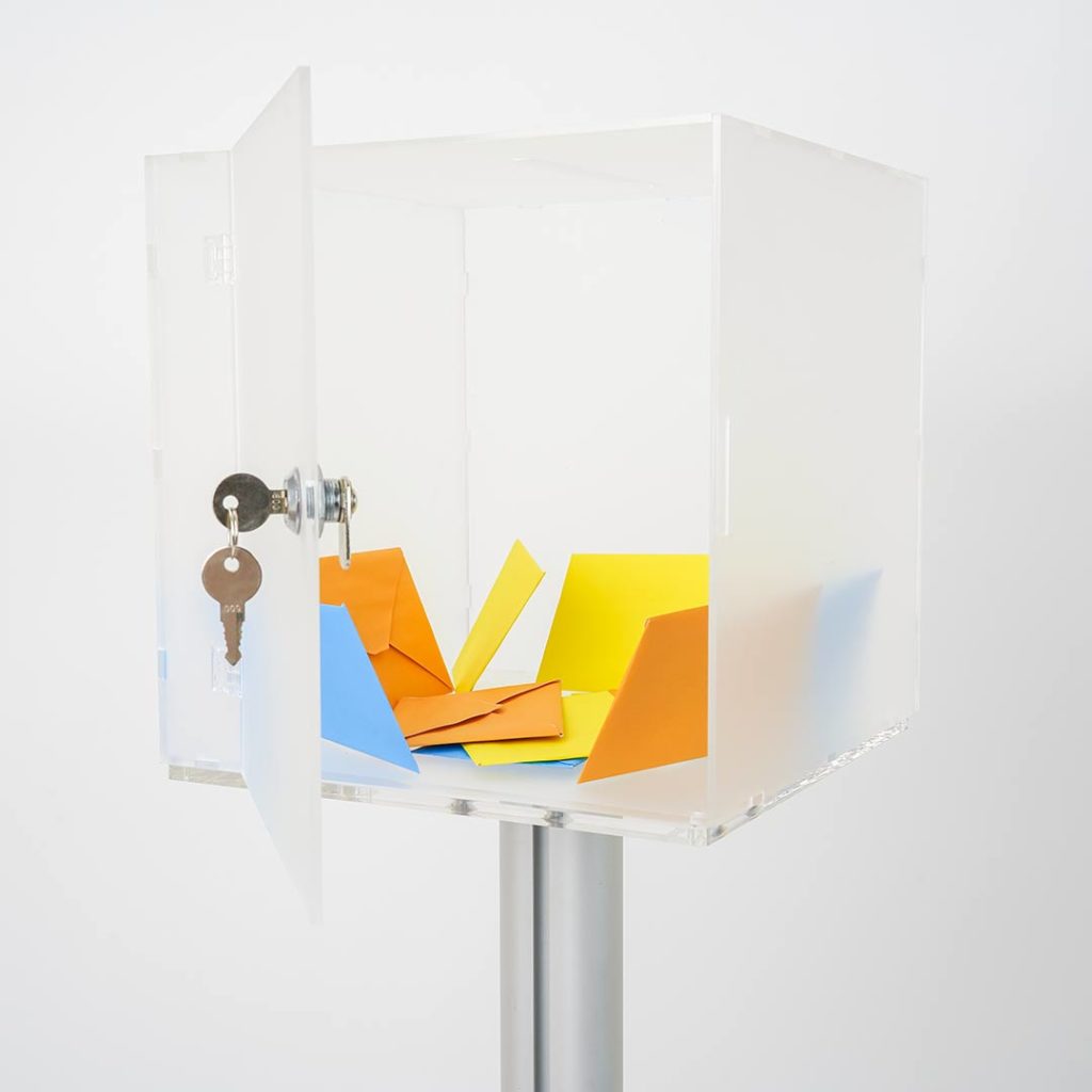 urna porta lettere autoportante in plexiglass satinato apertura con serratura