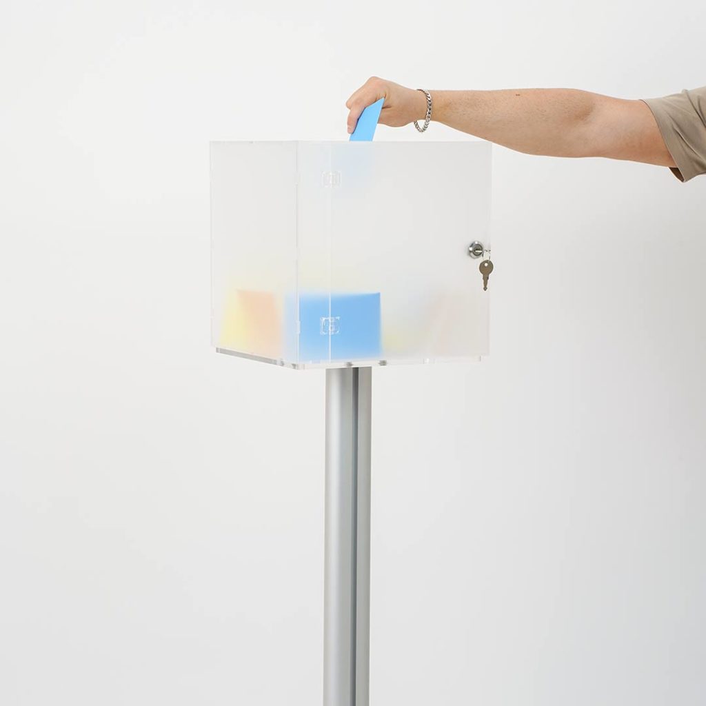 urna cubo in plexiglass satinato