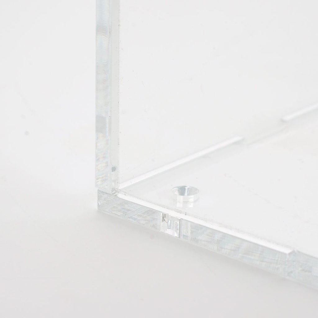 dettaglio angolo urna in plexiglass trasparente