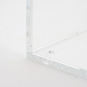 dettaglio angolo urna in plexiglass trasparente