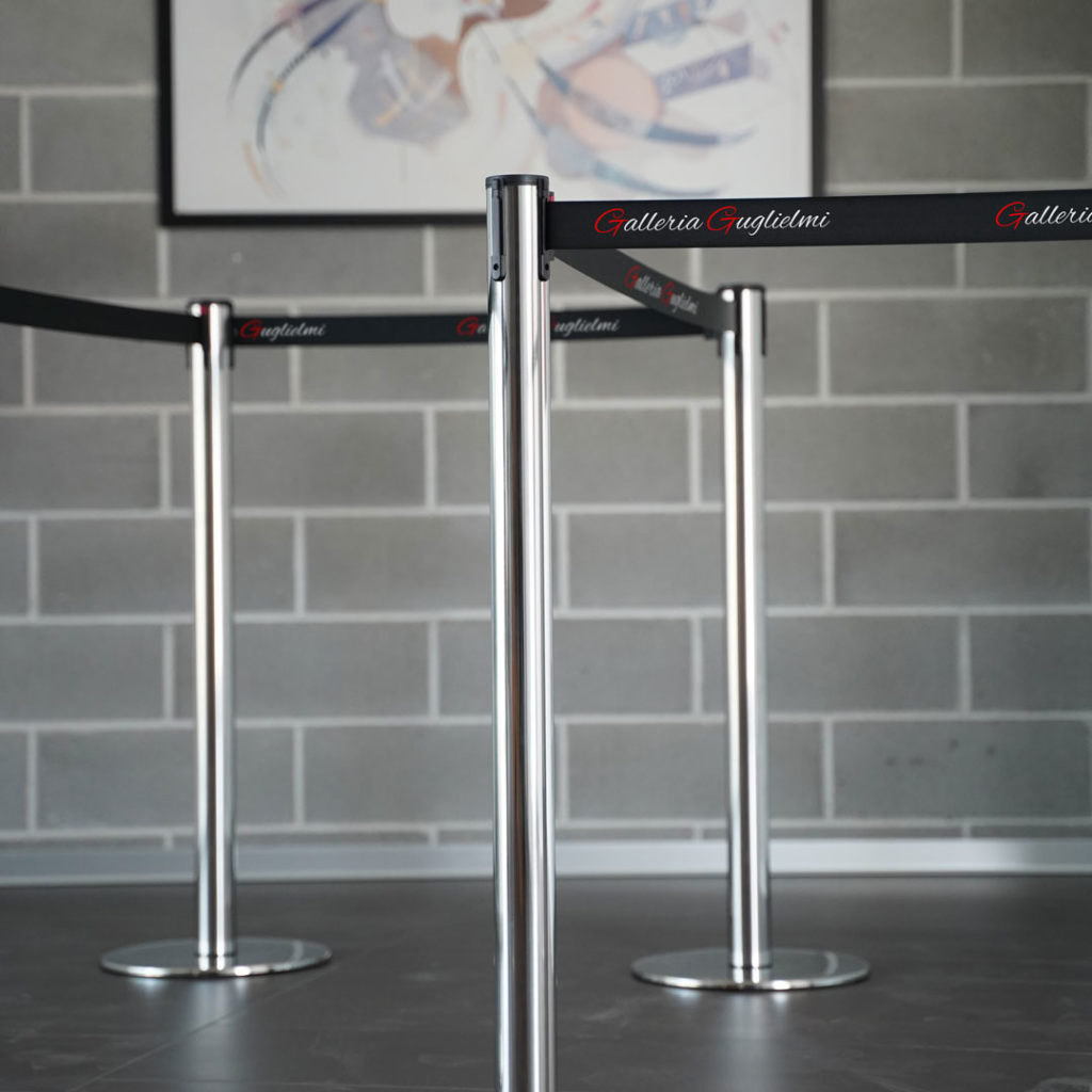 colonnina segnapercorso con nastro nero personalizzato