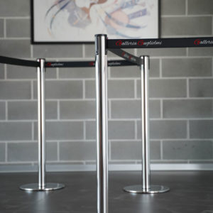 colonnina segnapercorso con nastro nero personalizzato