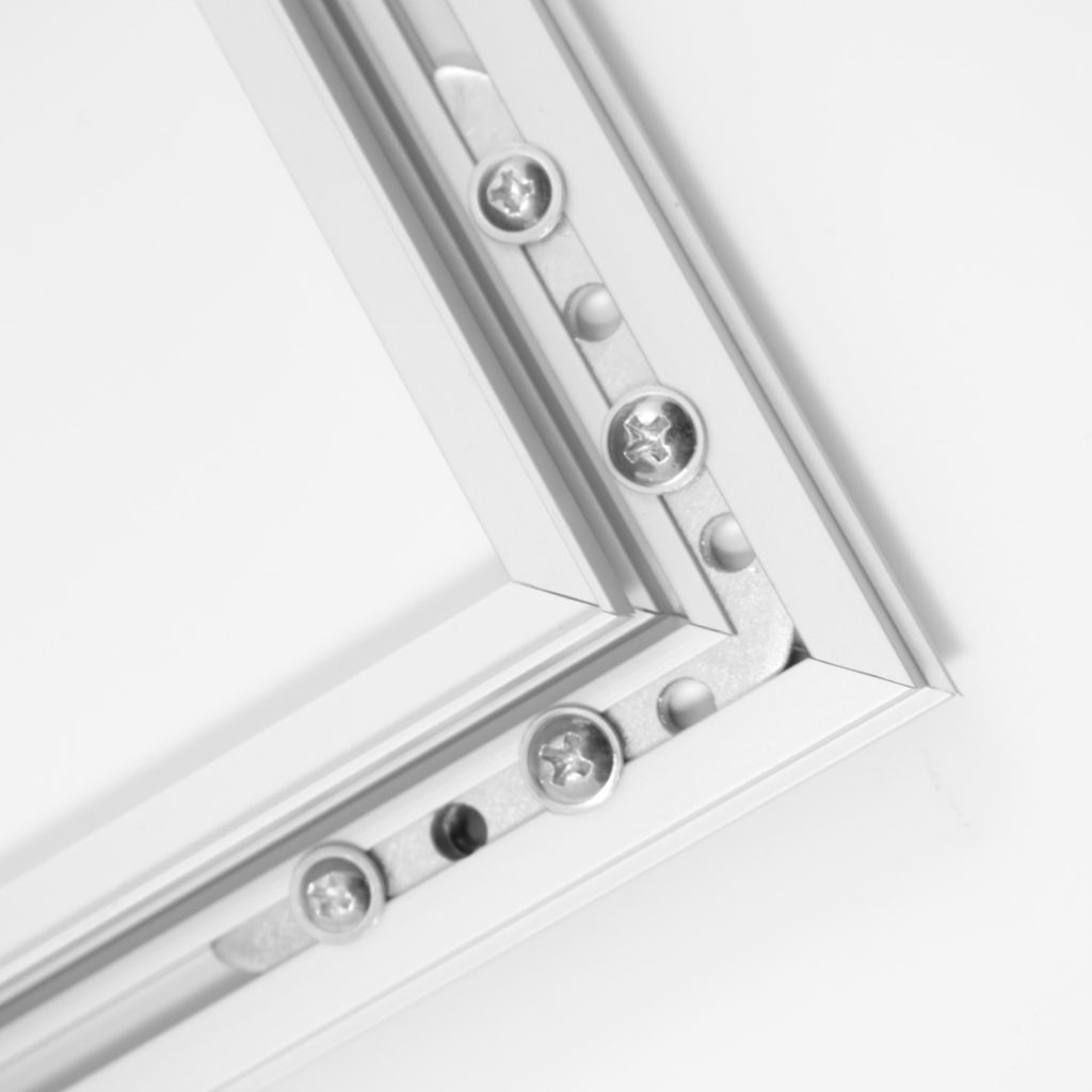 dettaglio angolo con led per bacheca