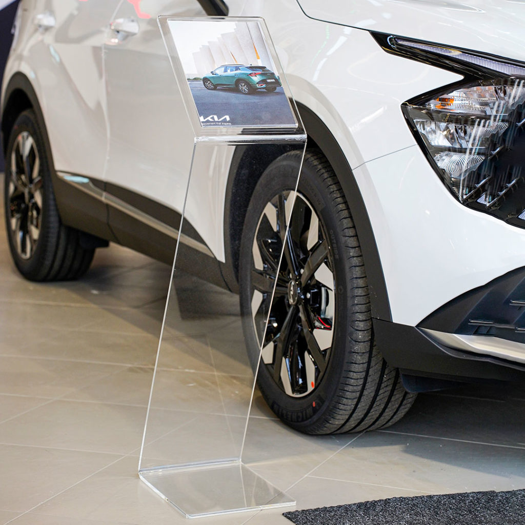 leggio in plexiglass trasparente per showroom concessionaria