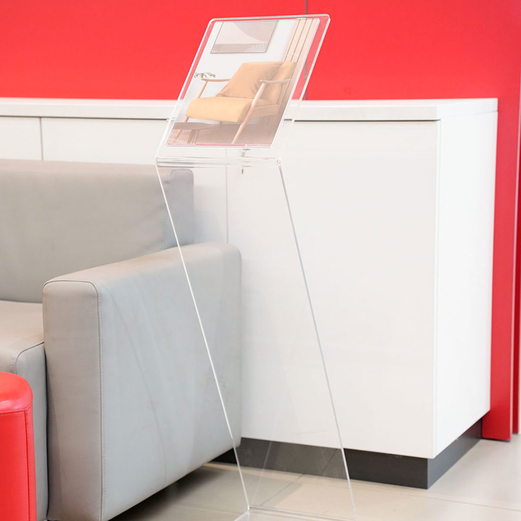 leggio trasparente a z in plexiglass per esposizione