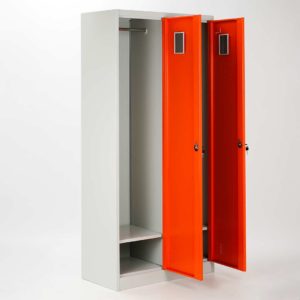 armadietti spogliatoio aperto vuoto