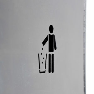 cestino portarifiuti con incisione