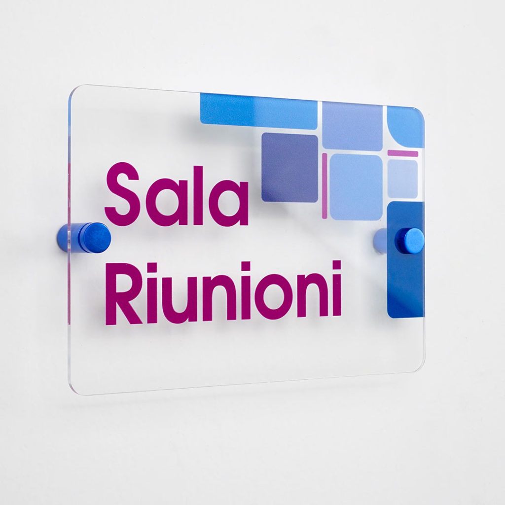 targa in plexiglass con distanziali in alluminio
