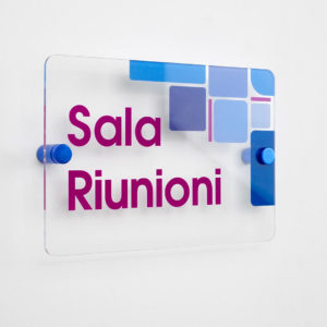 targa in plexiglass con distanziali in alluminio
