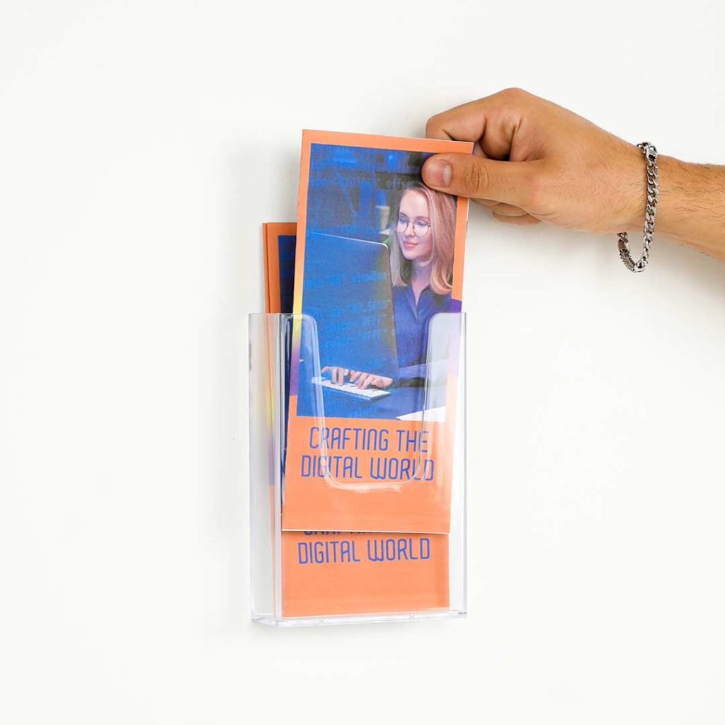 inserimento depliant nel supporto da muro