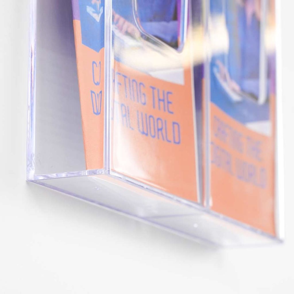 dettaglio tasca porta depliant da parete