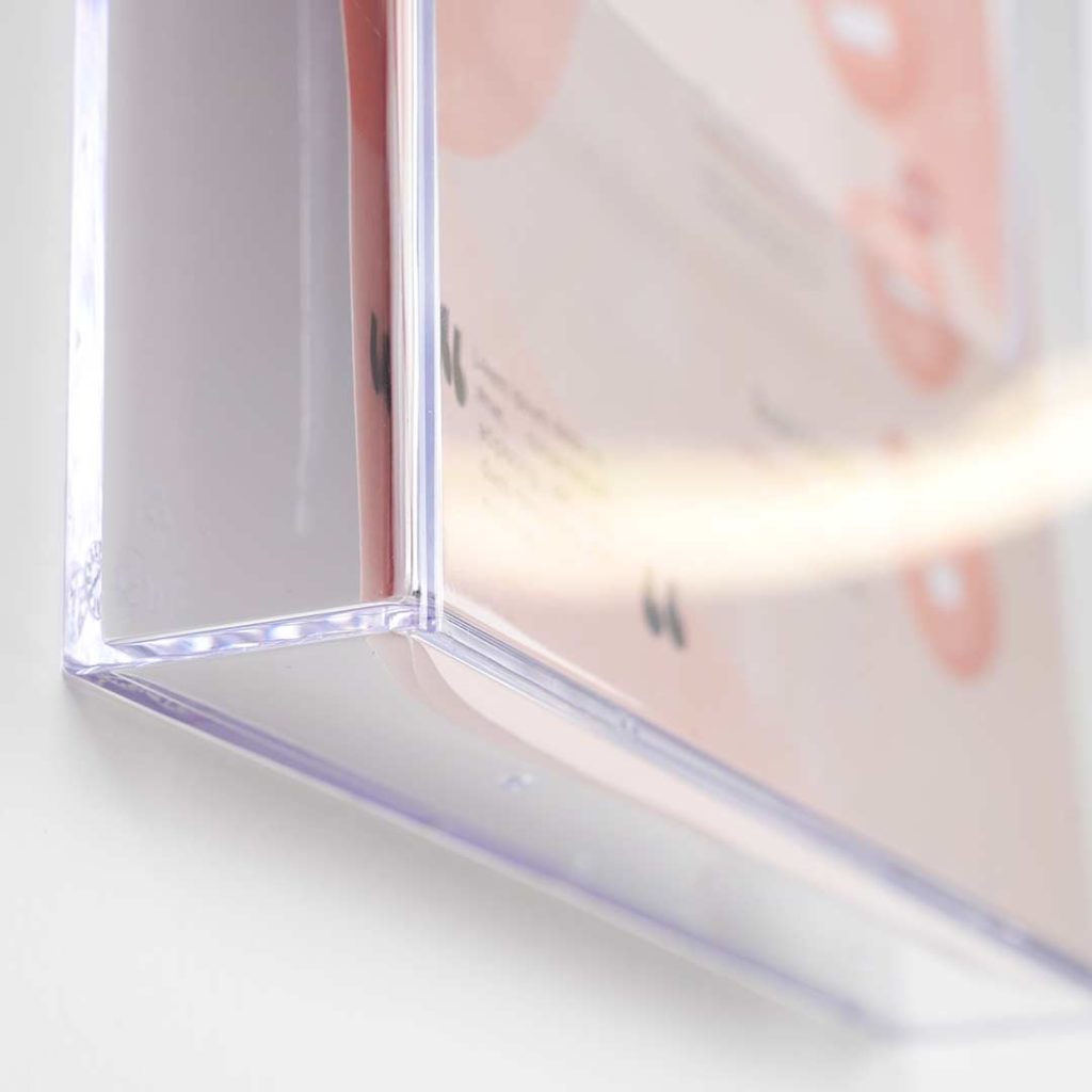 porta depliant da muro trasparente