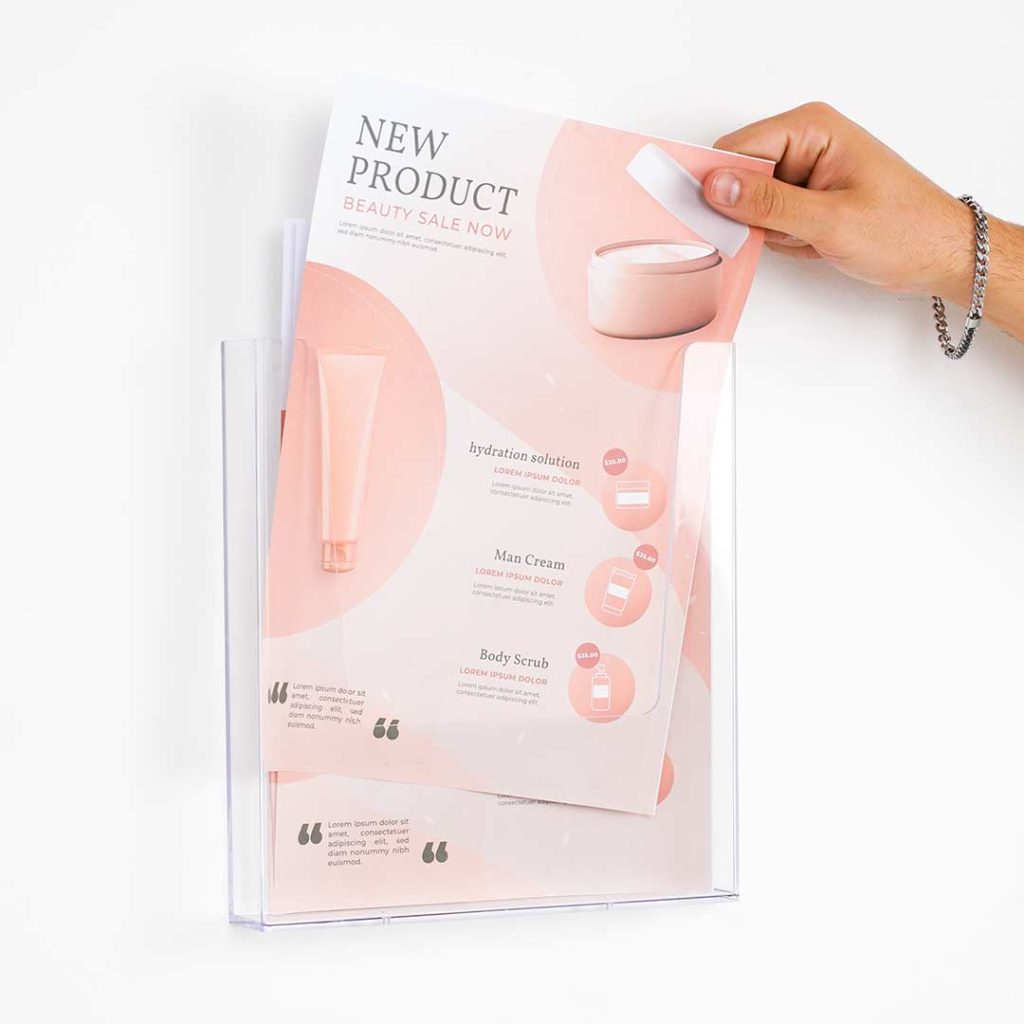 inserimento brochure nel porta depliant da parete