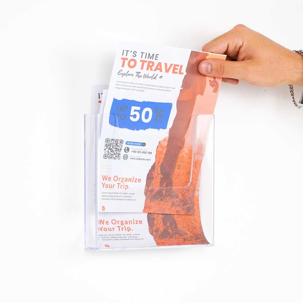 inserimento brochure nel porta depliant da parete
