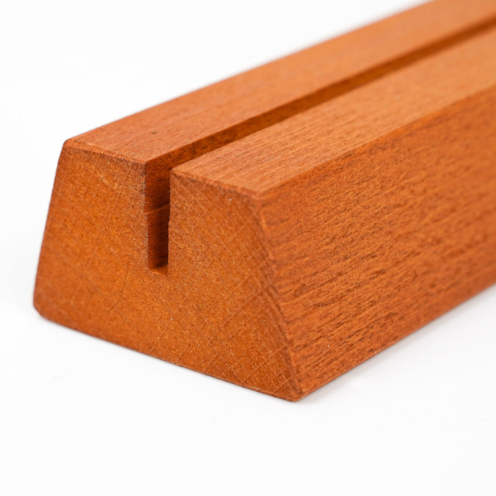 dettaglio base in legno per pannelli