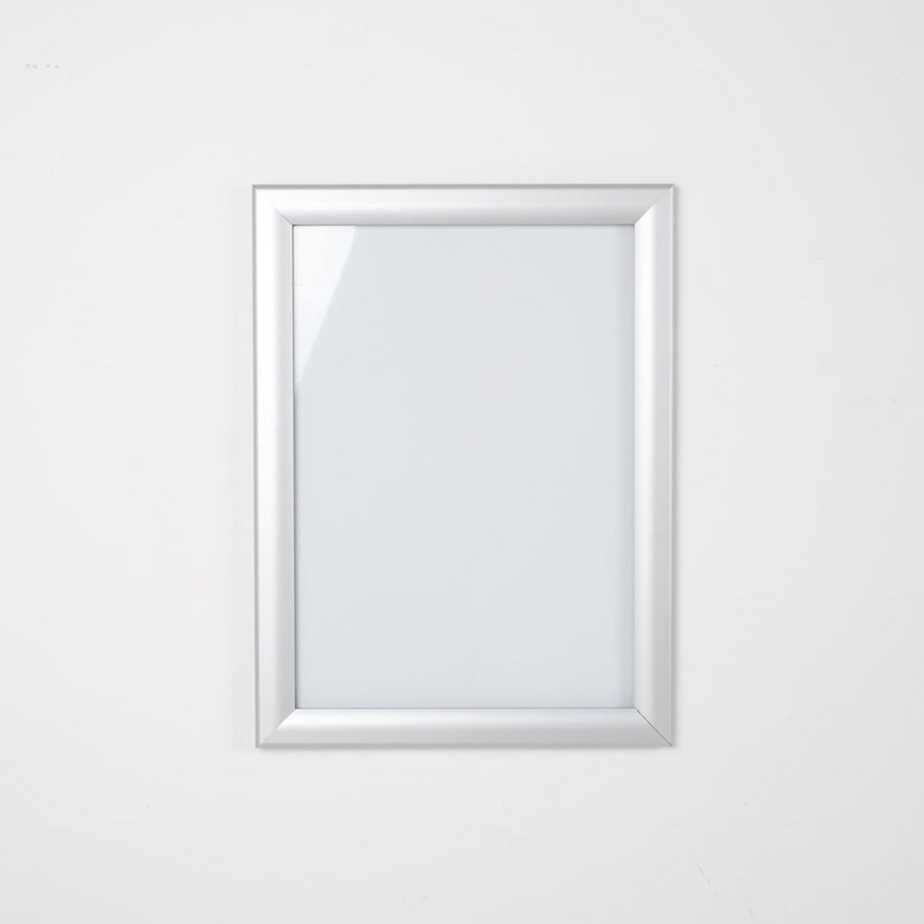 cornice a scatto impermeabile da muro vuota