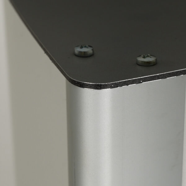 dettaglio totem trifacciale