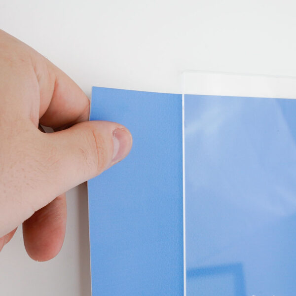 PAV001-tasca-in-plexiglass-da-muro-con-mano-dettaglio