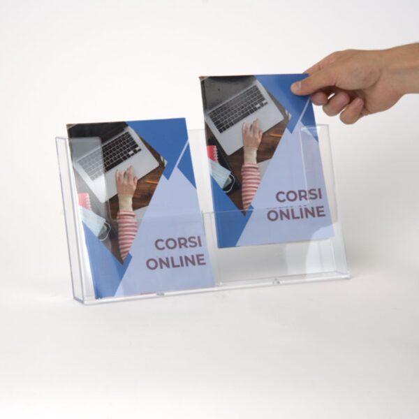 PDP201-porta-brochure-da-parete-mano