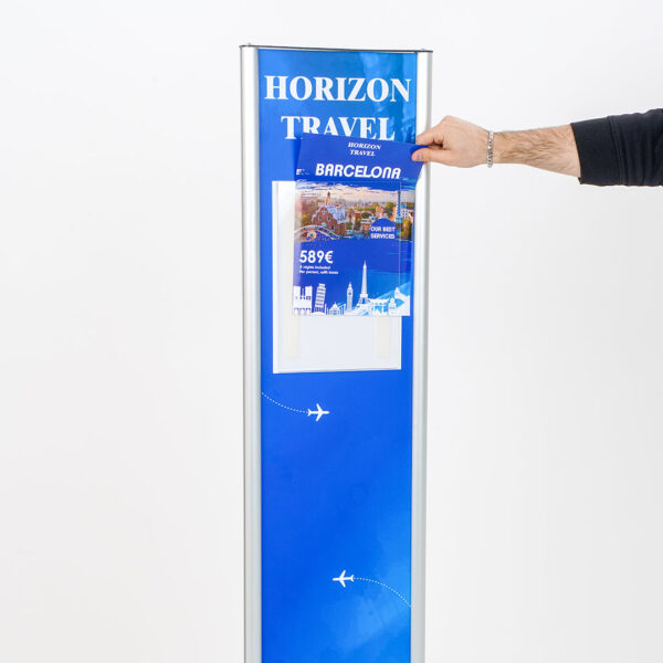 totem espositivo con tasca porta avvisi