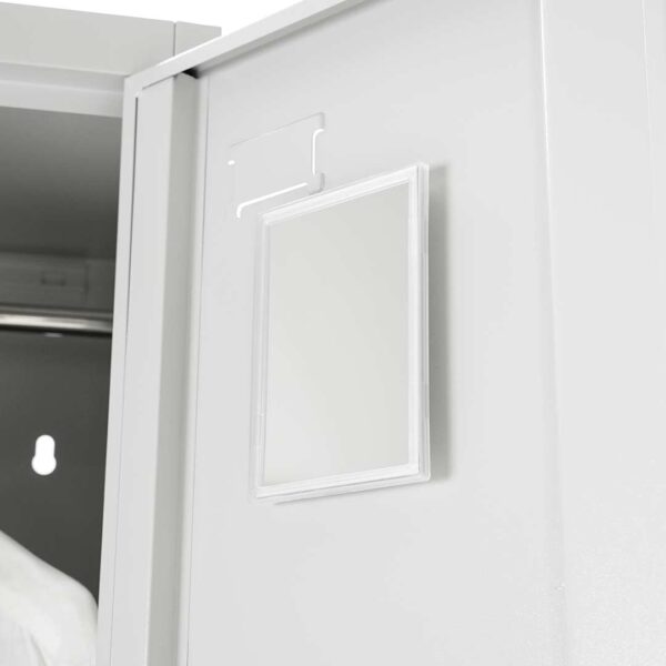 dettaglio specchio interno armadietto spogliatoio con ripiani e appendiabiti