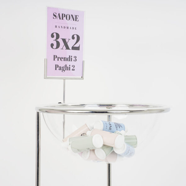 dettagli bancarella con sfera trasparente e porta avvisi