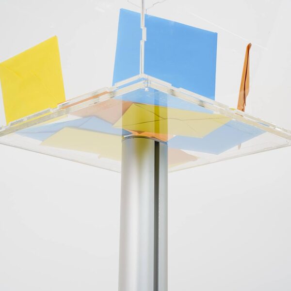 dettagli cubo trasparente in plexiglass autoportante