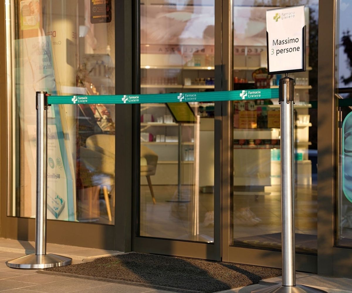 colonnina delimita entrata con porta avvisi