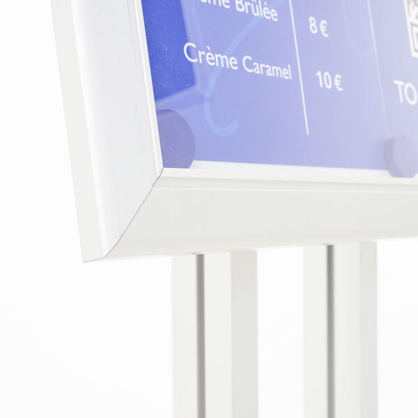 dettaglio angolo vivo bacheca a piantana porta menu