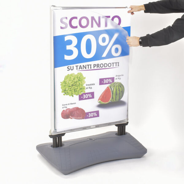 cavalletto pubblicitario con base zavorrabile con grafica intercambiabile