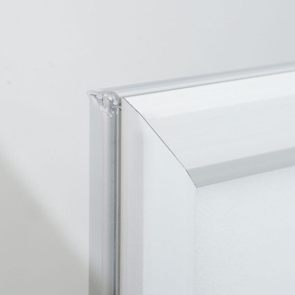 cornice a scatto con angolo vivo