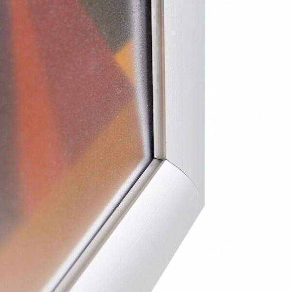 dettaglio angolo vivo cornice a scatto waterproof da muro