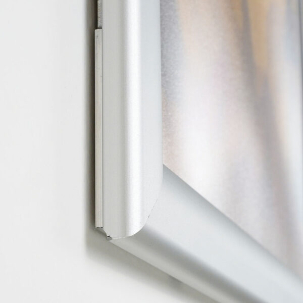 dettaglio angolo vivo cornice a scatto waterproof da muro