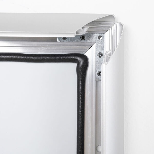 dettaglio guarnizione cornice a scatto waterproof con angolo vivo