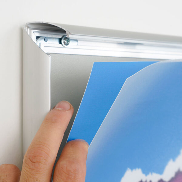 cornice a scatto con angolo vivo e foglio di protezione in PVC