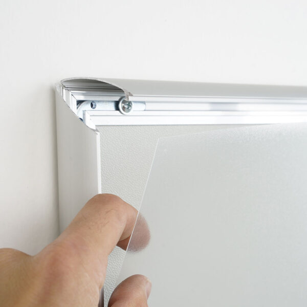 cornice a scatto con angolo vivo e foglio di protezione in PVC