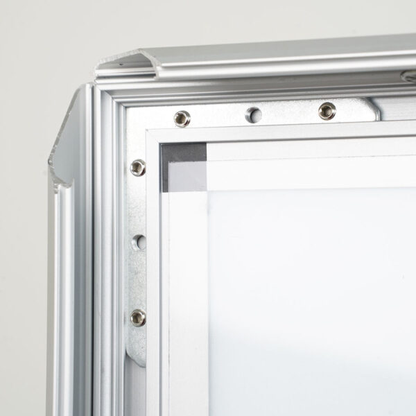 cornice con profili a scatto per grafica intercambiabile