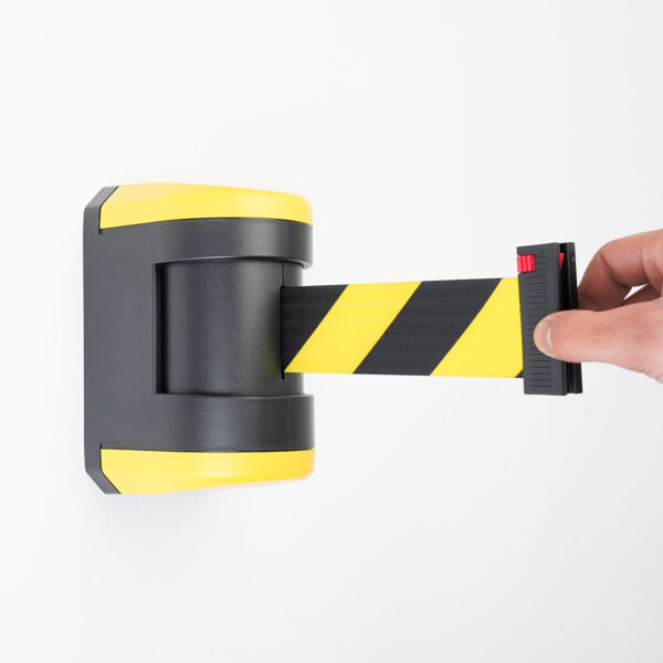 attacco a muro girevole con nastro estensibile nero giallo